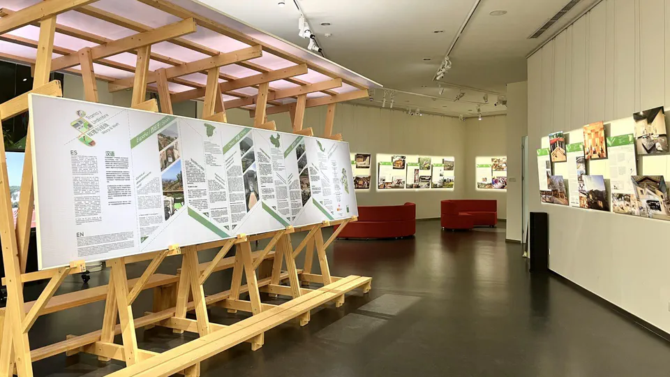 木构展架——展览 “纹理与经线：编织乡土新社区”，项目照片 3